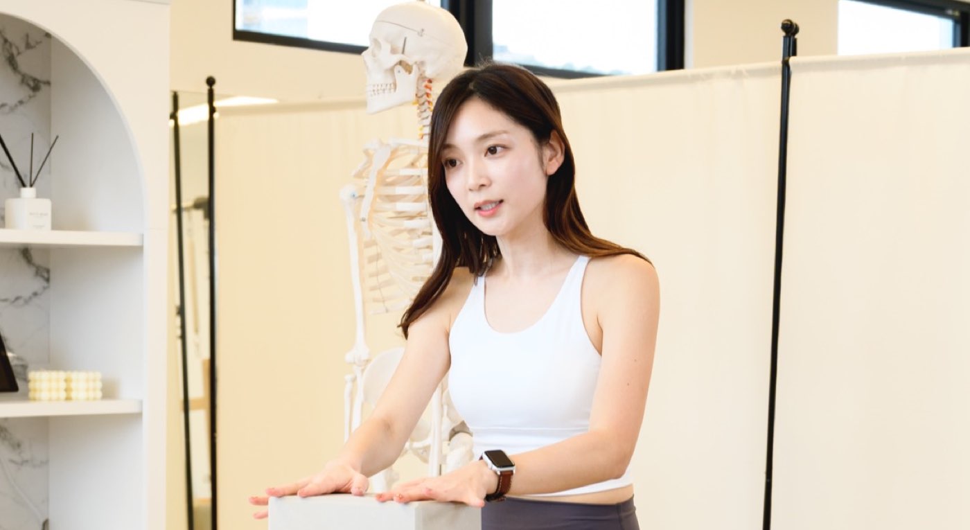 骨格模型を使って解説する現役インストラクター